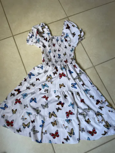 Roupas femininas em perfeito estado