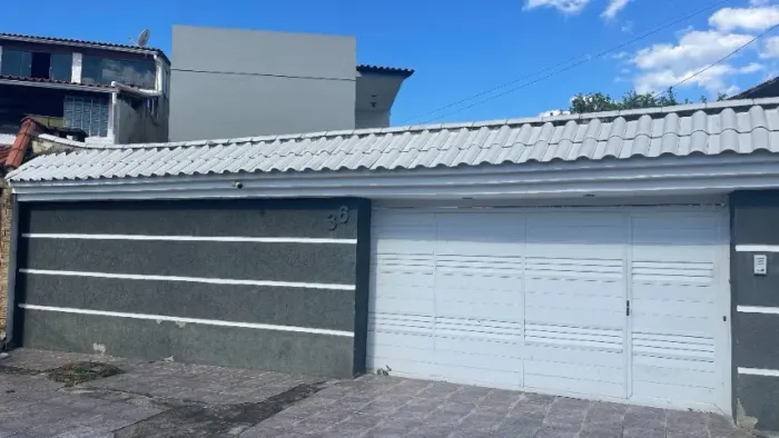 URGENTE | Casa de 2 andares, com garagem e tereno amplo