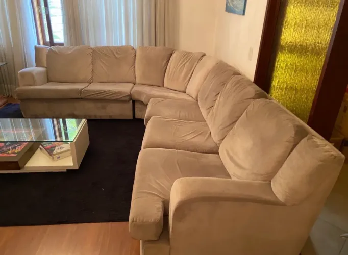 Sofá de canto em L de tecido cinza 