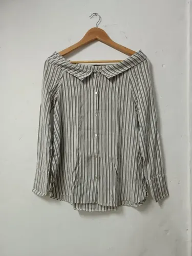 Camisa Feminina Listrada Cinza e Branca com Gola - Manga Longa