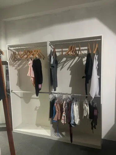 Móvel para roupas com arara