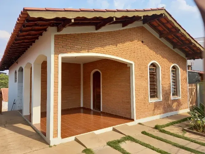 Casa terrea 02 dor. armario, sala estar e jantar, cozinha planejada, 02 garragem, quintal
