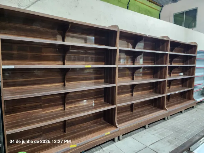 Prateleiras para mercearia em madeira.