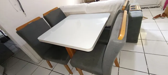 Venda, motivo casa pequena: mesa com 4 cadeiras sala de jantar e uma poltrona. R$ 1000,00