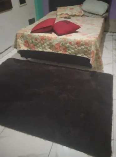 Tapete aveludado cor marrom,no quartos salas, fácil lavagem em máquina, semi novo