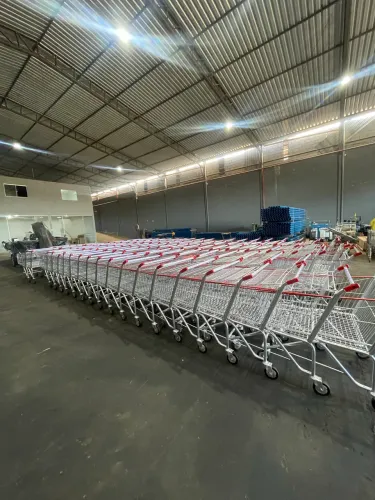 Vende-se carrinhos de supermercado