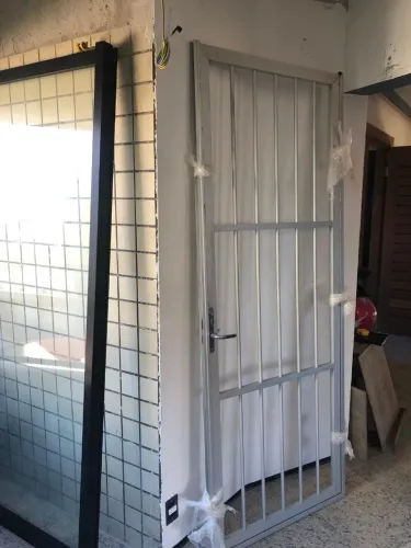 Portão tipo grade em alumínio