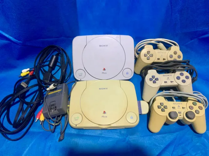 PLAY ONE + CONTROLES E CABOS - NÃO LIGA