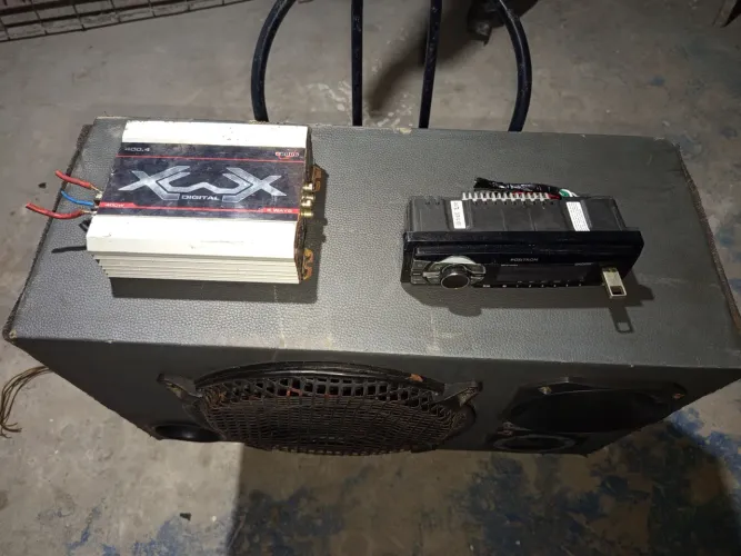 2 Caixas.1 rádio .1 modulo de 400wts. 450 reais .aceito cartão!! Tem conversa no valor!