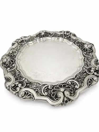 Salva Decorativa com Banho de Prata - Peça Antiga e Ornamentada