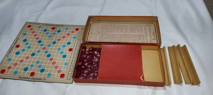Brinquedo Palavras Cruzadas incompleto ( falta peças)
