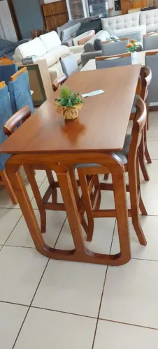 Bancada em madeira com 3 banquetas 