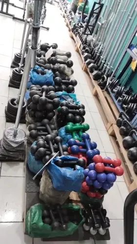 Halter e anilhas kettlebell 