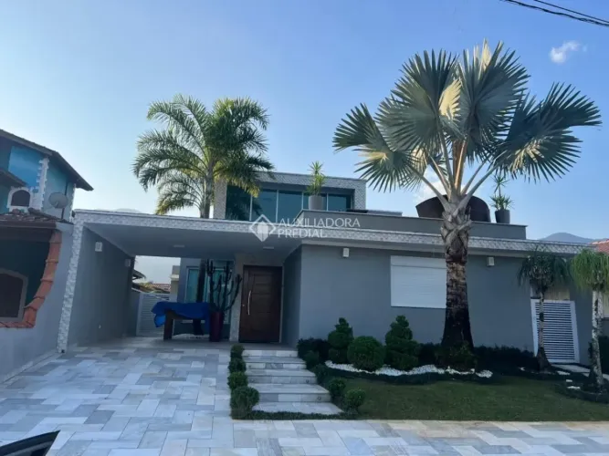 CASA A VENDA COM PISCINA NA PRAIA DE BERTIOGA!
