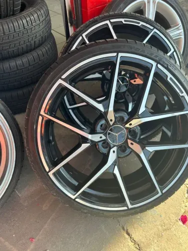 Rodas originais esportivas montadas da Mercedes