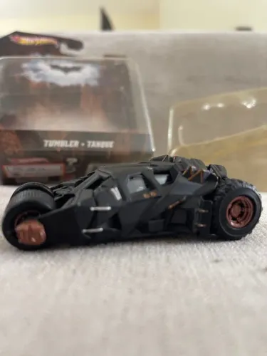 Hot Wheels - The Dark Knight 1:50 - Tumbler Tanque Black