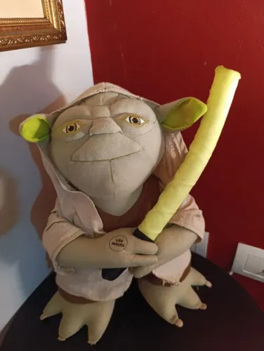 Boneco Yoda Pelúcia Star Wars Interativo 