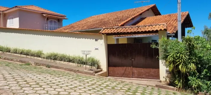 C301 - Casa com excelente espaço externo e piscina.