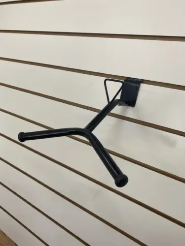 Suporte de boné para painel na cor preta 