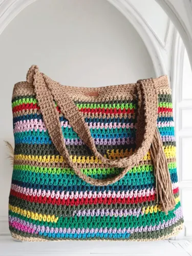 Bolsa de ombro em crochê colorida