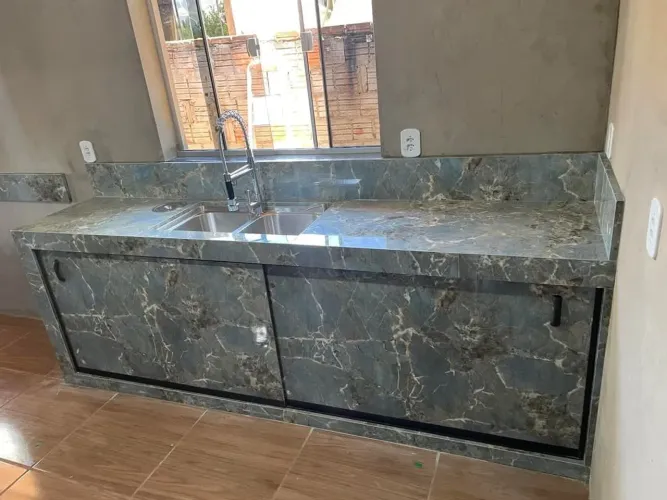 Pia e armário Sob Medida em porcelanato- Cozinha