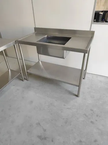 Pia Compacta em Aço Inox - Solução para Espaços Reduzidos Sob Medida