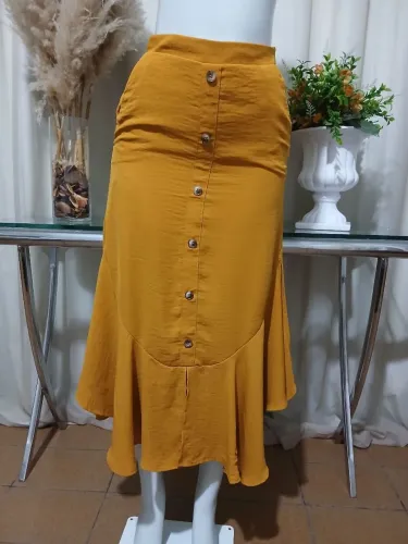 Saia midi de viscose na cor mostarda 