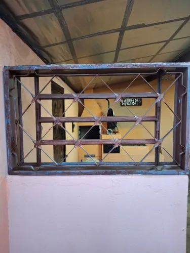 Vitro basculante de ferro 0,60x1,00mt. c/ grade