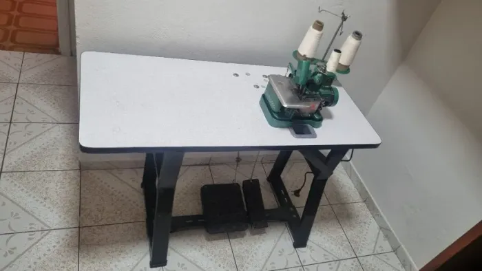Máquina de costura overlock chinesinha com mesa