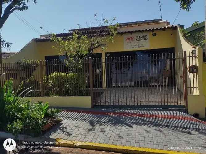 Aluga-se imóvel comercial/ casa com 220, 57 m da Avenida Paraná, ideal para escritório.