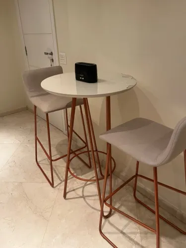 Mesa tipo bar com duas cadeiras
