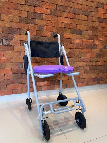 Kit Cadeira Banho Dobrável + Assento Espuma