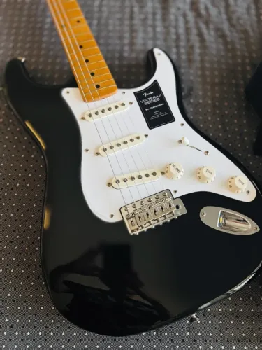 Fender Vintera II Stratocaster - Preta (NOVA) com Upgrade de Nut Graphtech