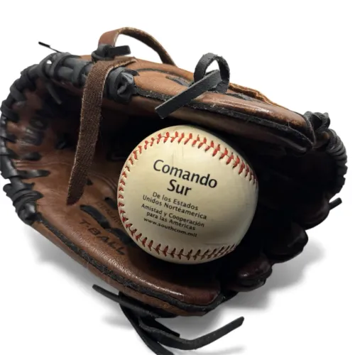 Luva de Beisebol Wilson A450 Juvenil em Couro + Bola Southcom Comando Sur (Militar EUA)