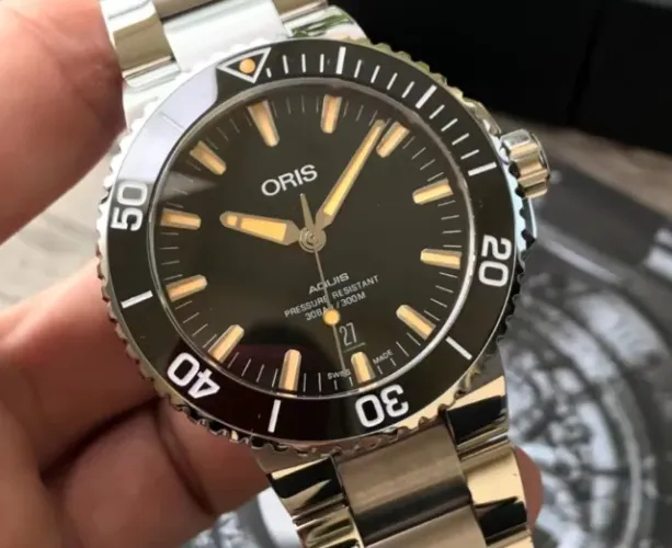 Relógio Oris AQUIS série de mergulho com pulseira de aço, modelo 43,5 mm