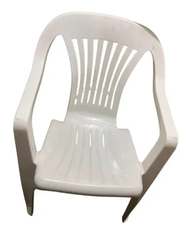 Cadeira de plástico branca