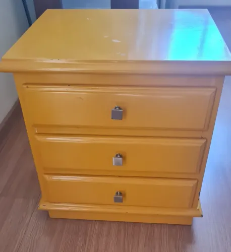 Mesa cabeceira com 3 Gavetas