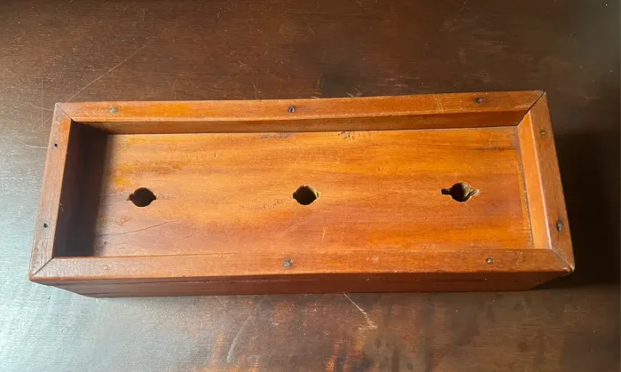 Suporte de madeira para espeto de churrasco 