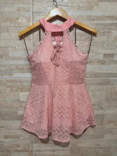 Blusa de renda rosa feminina, tamanho P.