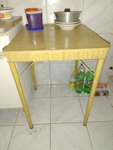 Mesa usada de madeira