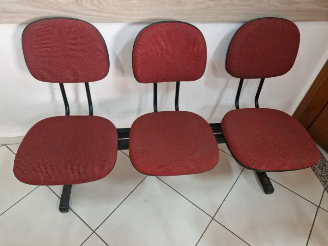 Longarina três lugares, padrão secretaria, tecido 