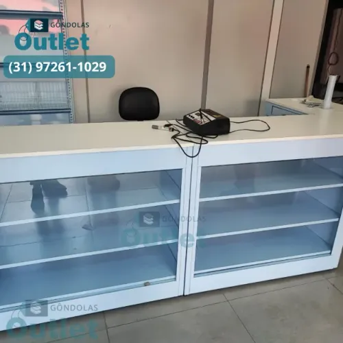 Balcão com vidro para loja de roupa
