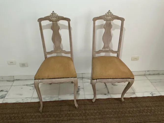 Duas Cadeiras de Estilo Provençal Antigas