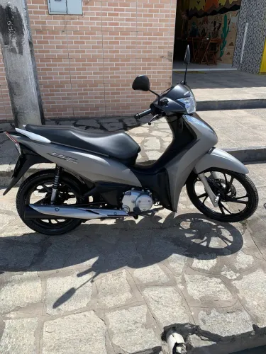 Biz 125 2023 apenas 5 mil km rodados 