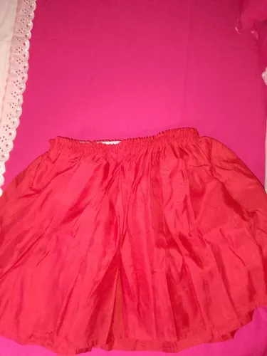 Saia de tecido vermelho vibrante