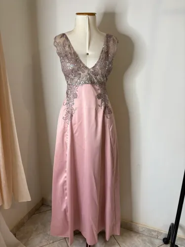 Vestido de festa longo sob medida, rosa com bordados