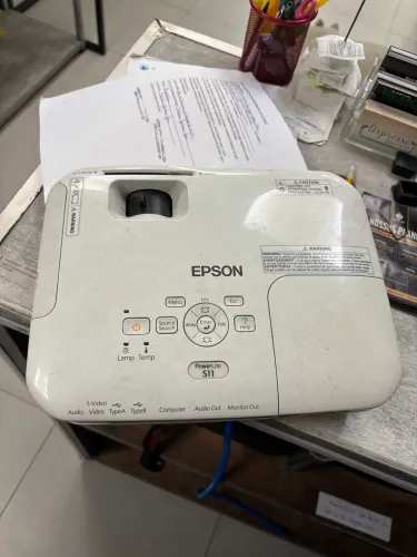 Projetor Epson Powerlite S11 + telão com base 1,65 x 1,70