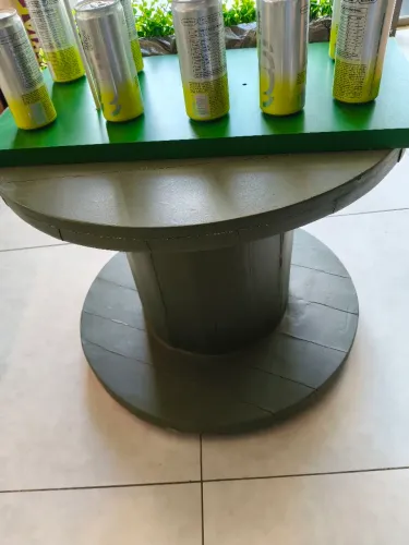 Mesa redonda em madeira