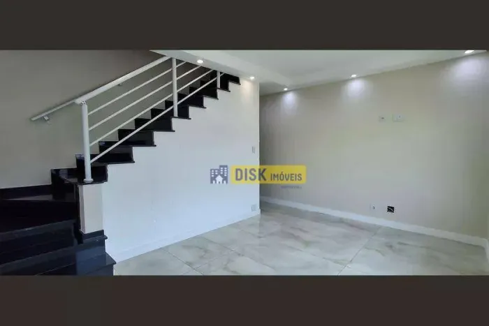 Sobrado com 2 dormitórios para alugar, 125 m² por R$ 4.170/mês - Vila Vivaldi - São Bernar