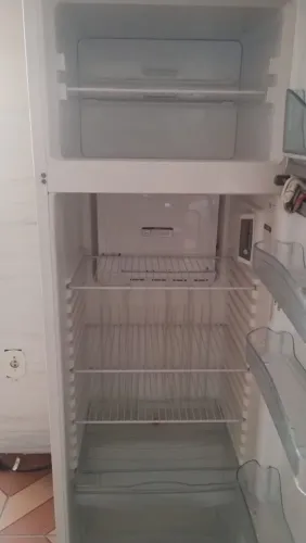 Vendo geladeira usada consul 334 LITROS, com alguma avarias ,porém funcionando.